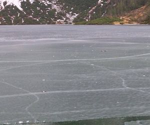 Morskie Oko zaśmiecone jak nigdy. To sprawka turystów. TPN opublikował zdjęcia.
