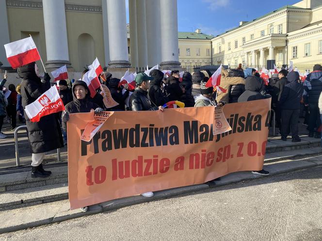 Kupcy z Marywilskiej 44 protestują pod Ratuszem. Walczą z podwyżką czynszu w centrum handlowym