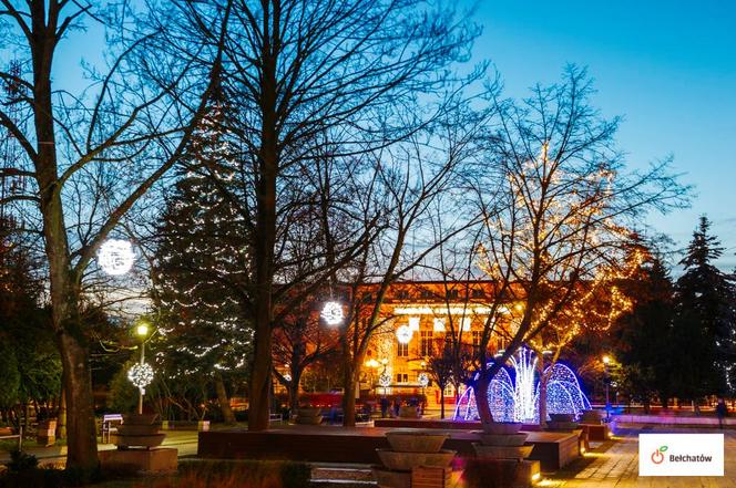 Bełchatów: Miasto rozbłysło tysiącem światełek! Bożonarodzeniowe iluminacje robią wrażenie 