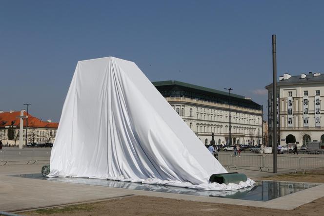 Pomnik Smoleński zniknie z placu Piłsudskiego? Zapadła pilna decyzja