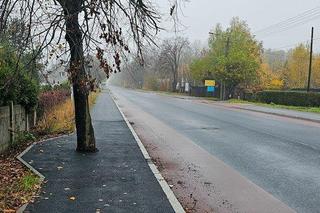 W Łodzi zabetonowano auto, w Jaworznie... drzewo na środku chodnika. Budowlańcy zaskakują fantazją