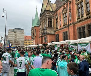 Gorąco przed finałem Ligi Konferencji we Wrocławiu. Tysiące kibiców na Rynku 