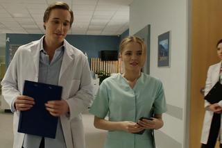 M jak miłość odc. 1793. Olek (Maurycy Popiel), stażystka Edyta (Karolina Klich), Aneta (Ilona Janyst)