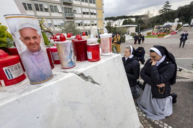 Wierni modlą się za papieża Franciszka. Tłum pod kliniką Gemelli w Watykanie