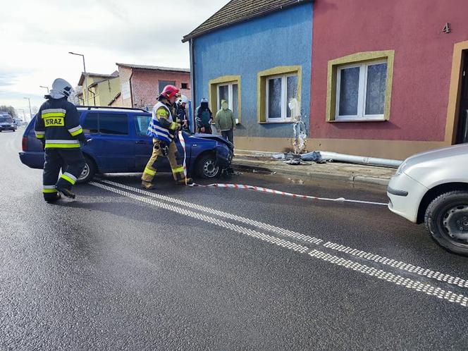 Recław: Auto wjechało w latarnię 