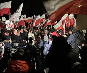 Żona Macieja Wąsika czeka na męża pod więzieniem