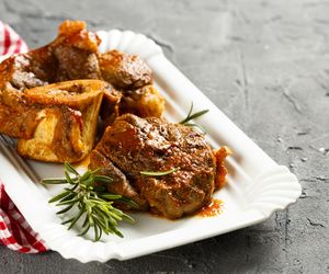 Pieczona cielęcina z rozmarynem: przepis w stylu włoskim