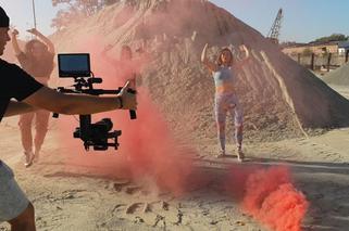 Sachiel na planie klipu Ponad chmurami