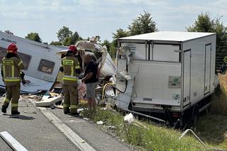Kamper gruchnął w auto stojące na poboczu. Jedna osoba ranna. Lądował śmigłowiec LPR