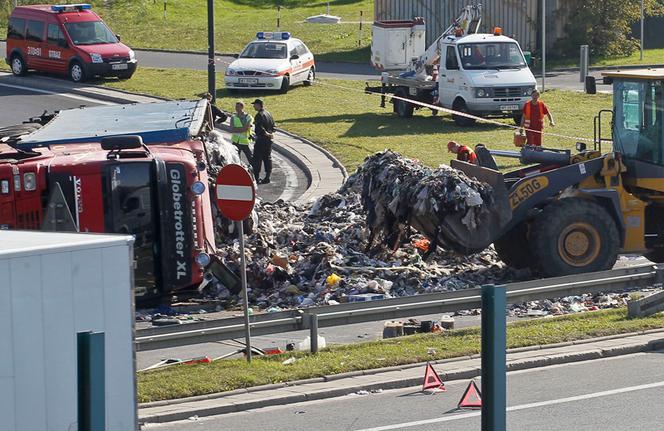 15 ton śmieci zasypało Trasę AK