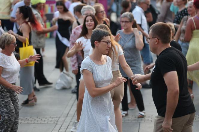 Potańcówka pod Teatrem Śląskim w Katowicach. Tłumy wręcz oszalały ZDJĘCIA