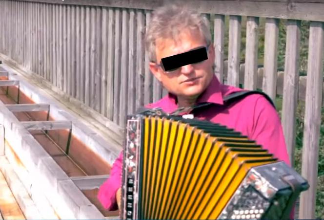 Gwiazdor disco polo z Ciechocinka przejechał kobietę na pasach. Z rozprawy aresztowej zabrała go karetka.