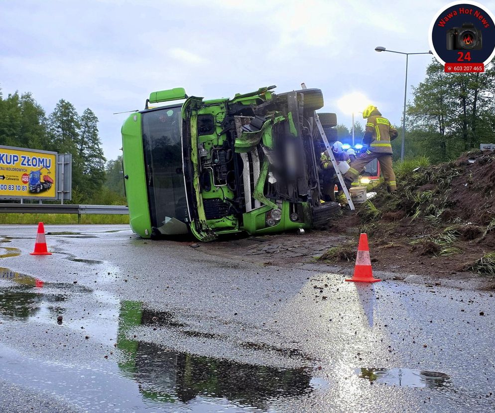Ciężarówka przewróciła się na rondzie pod Otwockiem. Kierowca wjechał prosto w kopiec! 