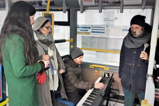 Aktorzy wsiedli do autobusu i zaczęli śpiewać. „Tęsknimy za widzami” [WIDEO]