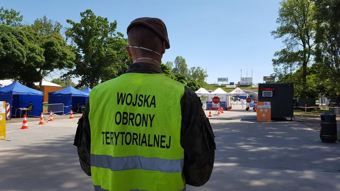 Drive-thru w Lesznie. Na darmowe badania zapisało się ponad 500 osób