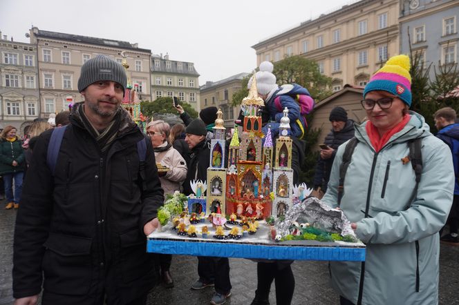 Wystawa szopek na Rynku Głównym w Krakowie przed 82. edycją konkursu