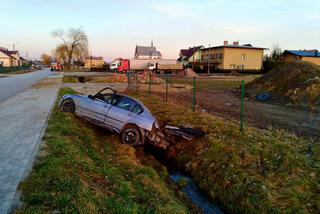 Dachowanie BMW w Kupnie. Samochód uderzył w przepust drogowy [ZDJĘCIA]