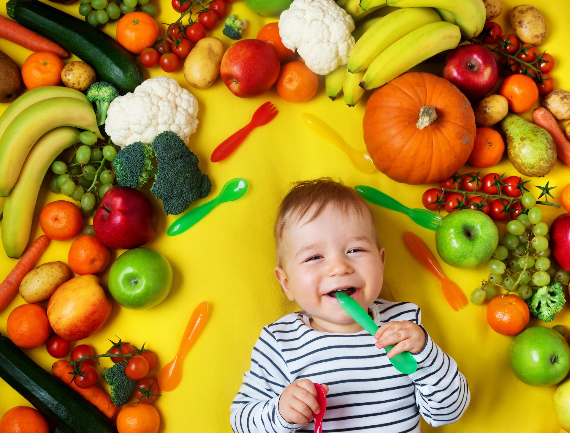 Какие фрукты можно детям. Овощи и фрукты для детей. Овощи в питании дошкольников. Овощи и фрукты в питании детей. Фотосессия младенец овощи фрукты.