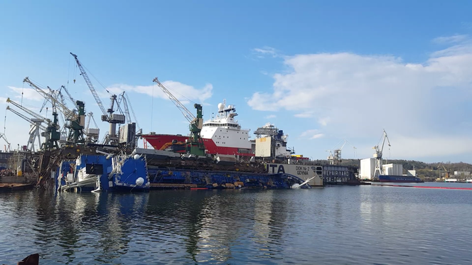 Gdynia: Wypadek w stoczni Nauta! Przewrócił się duży statek [ZDJĘCIA]