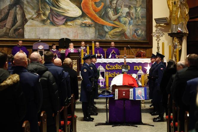 Przejmujące pogrzeby zamordowanych policjantów z Wrocławia. Tłumy żegnają funkcjonariuszy