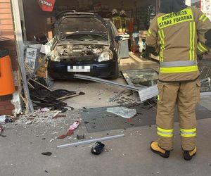 Wjechał do sklepu... samochodem. Wypadek w Oborzyskach Starych koło Kościana