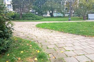 Zniszczony chodnik na placu Orła Białego