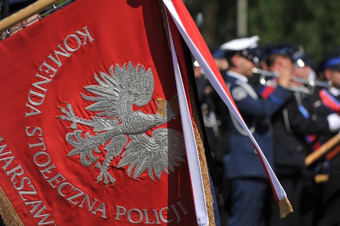 Policjant Arkadiusz zginął tragicznie.  Przez huk salwy na pogrzebie przedarł się łamiący serce szloch