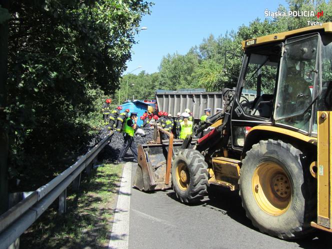 Tragiczny wypadek w Tychach. Ciężarówka z węglem przewróciła się na samochód osobowy. Jedna osoba nie żyje [ZDJĘCIA]