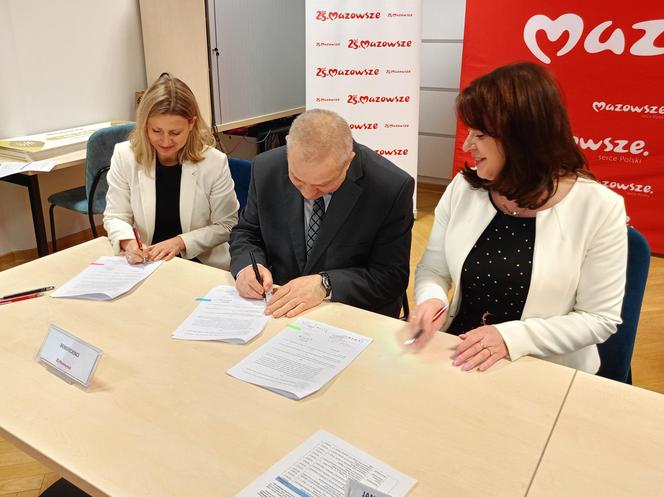 Symboliczne czeki odebrali już w Siedlcach przedstawiciele powiatów siedleckiego, sokołowskiego i węgrowskiego