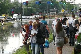 Po burzy w Łodzi zalane ulice i mnóstwo utrudnień. Tak wygląda ul. Włókniarzy