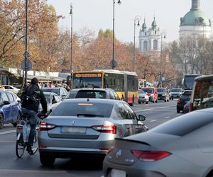 Wszystkich Świętych 2025. Gdzie w Warszawie będą utrudnienia? Zamknięte ulice, zmiany w parkowaniu