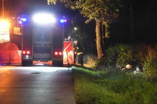 Roztrzaskał się mercedesem na drzewie. Nie miał żadnych szans