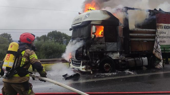 Ogromny pożar tira w Jeleniej Górze. Kłęby dymu nad obwodnicą 