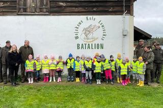 Dzieci posprzątały las i miały lekcję ekologii w terenie. Pomogła firma z Iławy