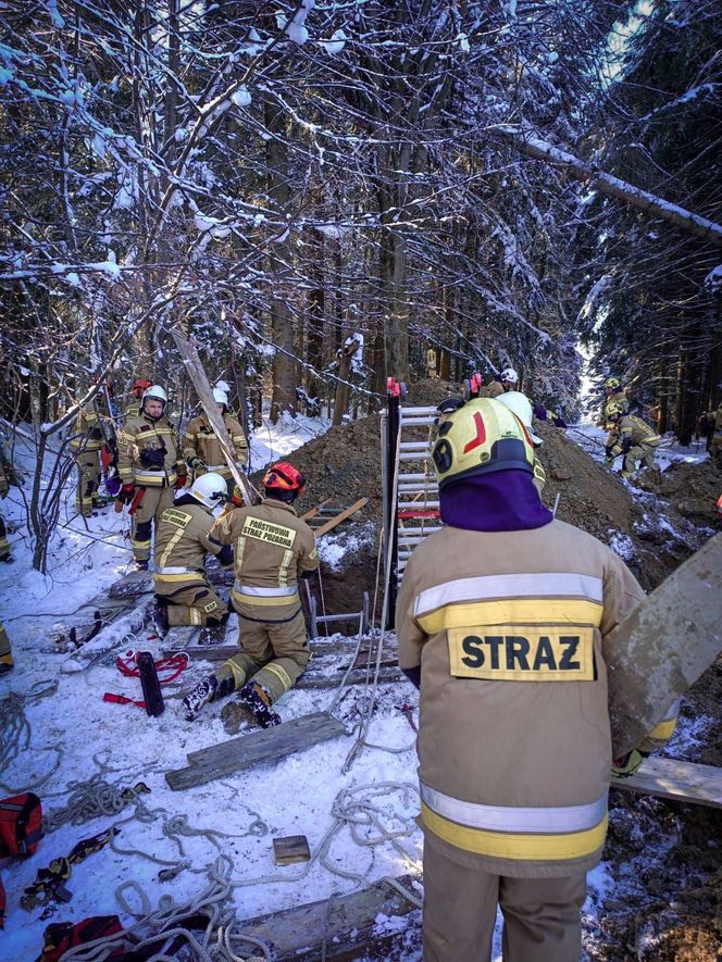 Mężczyzna zasypany przy pogłębianiu studni