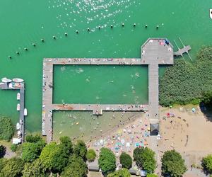 Ogromny pomost i piaszczysta plaża. To miejsce na Mazurach przyciąga tłumy turystów. Zobacz zdjęcia