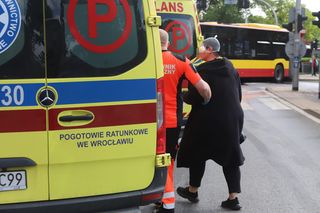 Wypadek we Wrocławiu  Tramwaj zderzył się z autobusem. Są poszkodowani 