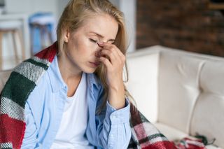 Objawy COVID-19 u osób po trzech dawkach. Te 4 symptomy ma większość