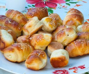 Pyszne rogaliki ziemniaczane. Z tym nadzieniem smakują najlepiej