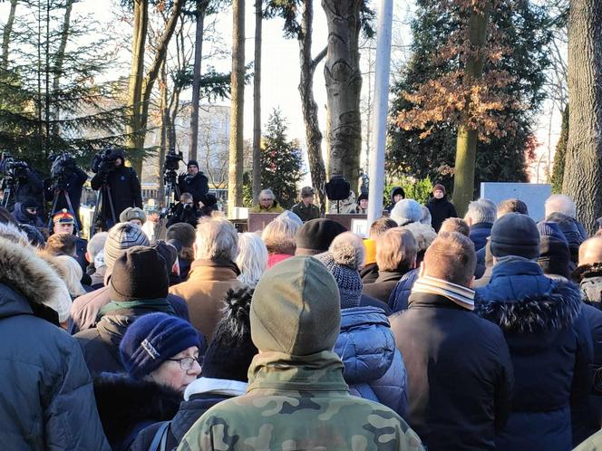 Uroczystości pogrzebowe Iwony Śledzińskiej-Katarasińskiej na Dołach. Wzięło w nich udział wiele osób [ZDĘCIA]