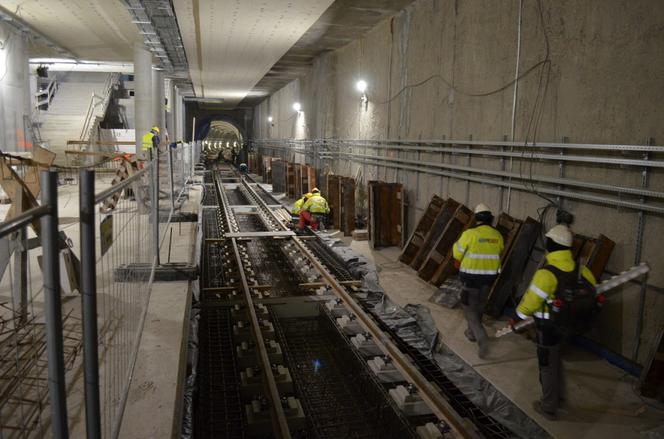 Prace wykończeniowe na stacjach metra