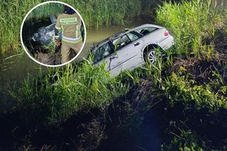 Z wody wystawały tylko koła. Samochód wpadł do kanału, kierowca nie żyje 