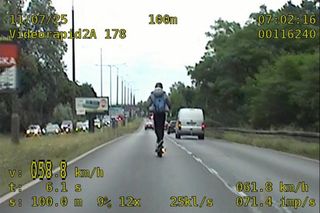 Hulajnoga zamiast motocykla? 17-latek pędził ulicą jak rajdowiec. Jest nagranie!