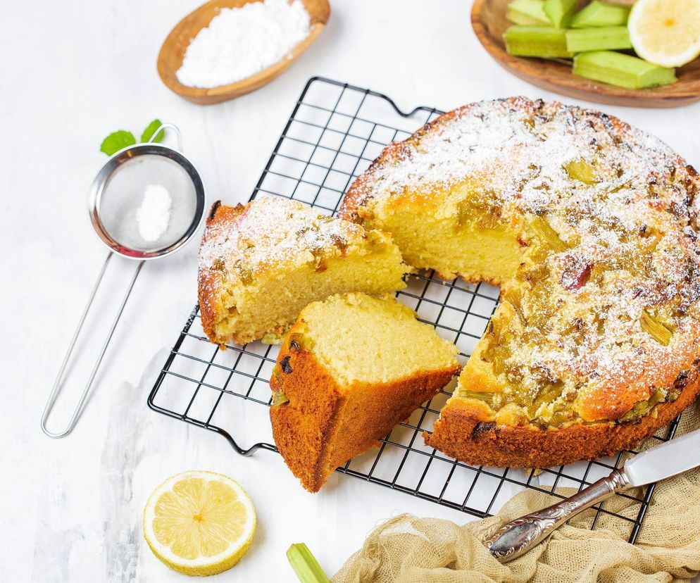 Jogurtowy placek z rabarbarem – lekki, wilgotny i pełen wiosny