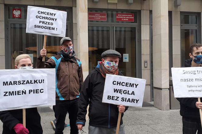 Manifestacja ws. uchwały anty-smogowej przed Urzędem Marszałkowskim w Lublinie