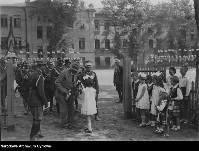 Dziewczynka wręcza kwiaty prezydentowi Ignacemu Mościckiemu, Suwałki, 1932 r.