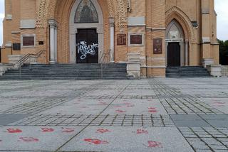 Łódź: Ktoś zniszczył drzwi łódzkiej katedry