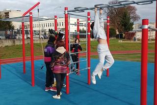 W SP4 w Iławie dzieci już korzystają z odnowionego boiska