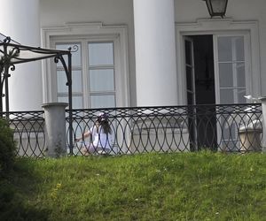 Kasia Nawrocka czuje się już w Belwederze jak u siebie! Przemieszcza się na rowerku!