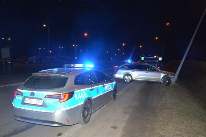 Pijana 67-latka wjechała w latarnię. Próbowała oszukać policjantów